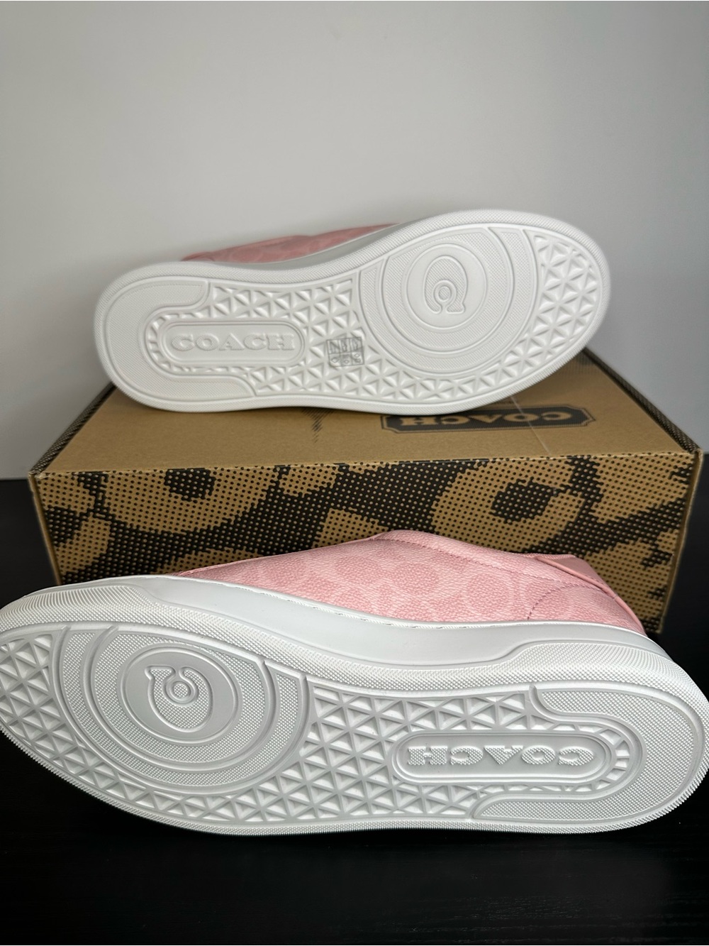 Coach Women’s High Line Sneaker
In Pink Signature Canvas Size 7.5 - Picture 10 of 11